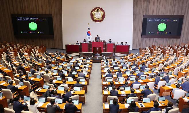 5일 오후 국회에서 열린 본회의에서 야당 주도로 ‘노란봉투법’(노동조합·노동관계조정법 개정안)이 통과되고 있다. 연합뉴스