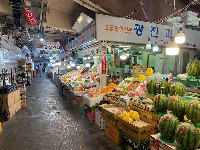 5일 오후2시께 서울 종로구 광장시장. 손님들이 없어 골목이 한산하다. 조영은 교육연수생