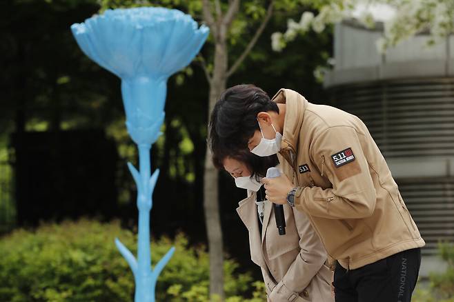 2021년 5월10일 고 서지윤 간호사 추모 조형물 제막식이 서울 중랑구 신내동 서울의료원 들머리에서 열려, 유가족이 인사를 하고 있다. 서 간호사는 2019년 1월5일 직장 내 괴롭힘으로 숨졌다. 한겨레 이정아 기자 leej@hani.co.kr