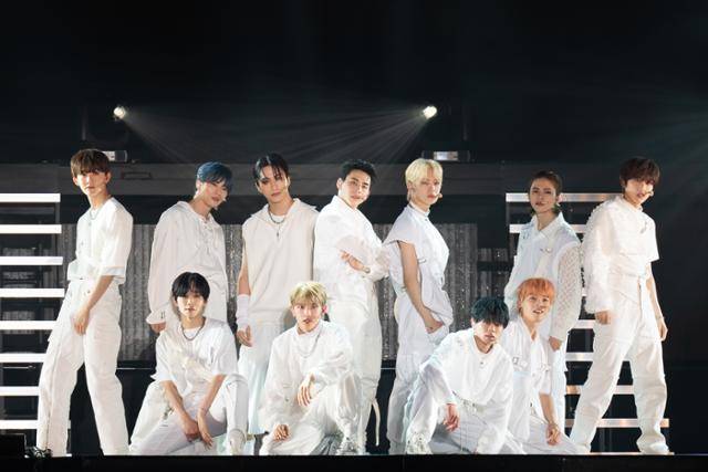 CJ ENM이 일본 현지 기획사와 손잡고 제작한 보이그룹 INI가 지난달 15일 일본 도쿄 인근 지바시 소재 대형 전시컨벤션센터 마쿠하리 메세에서 열린 ‘케이콘 프리미어 인 도쿄’에서 공연하고 있다. CJ ENM 제공