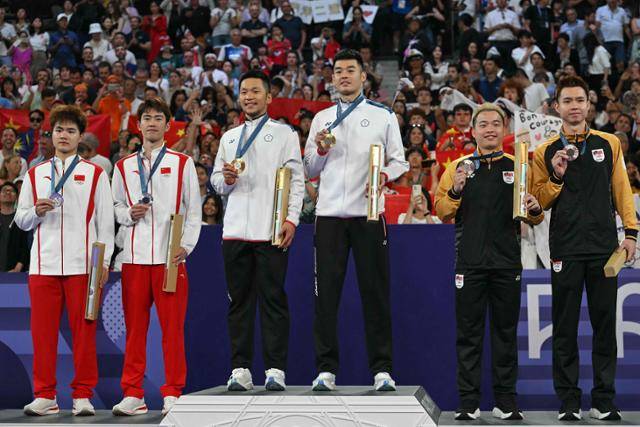 지난 4일 프랑스 파리 포르트드라샤펠 경기장에서 배드민턴 남자 복식 금메달을 딴 대만 선수 이양(왼쪽 세 번째)과 왕치린(네 번째)이 시상대에 올라 포즈를 취하고 있다. 왼쪽은 은메달을 획득한 중국 선수들이며, 오른쪽은 동메달을 얻은 말레이시아 선수들이다. 파리=AFP 연합뉴스