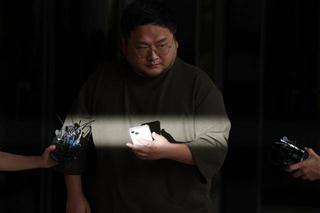 유튜버 쯔양 협박 의혹을 받고 있는 유튜버 구제역(이준희)이 지난달 15일 오후 서울 서초구 서울중앙지방검찰청에 자진 출석하기 전 녹취록 공개 등 입장을 밝히고 있다. 뉴시스