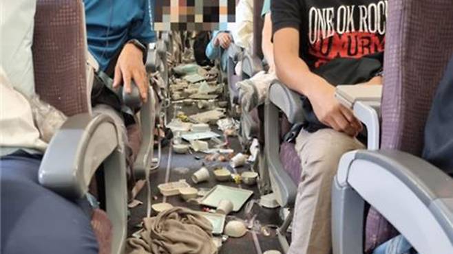 난기류로 기내식 등이 쏟아진 KE197편 [사진제공: 연합뉴스]
