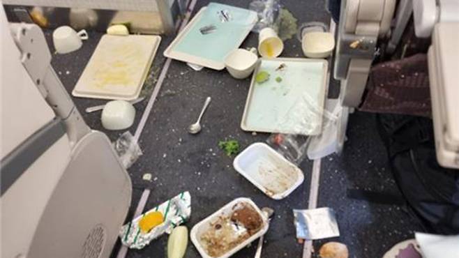 난기류로 기내식 등이 쏟아진 KE197편 [사진제공: 연합뉴스]