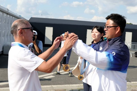 2일(현지시각) 프랑스 파리 앵발리드에서 열린 2024 파리 올림픽 양궁 혼성 단체 결승 독일과의 경기에서 금메달을 획득했다. 정의선 현대자동차 회장이 시상식을 마친 김우진, 임시현을 격려하고 있다. 파리=김성룡 기자