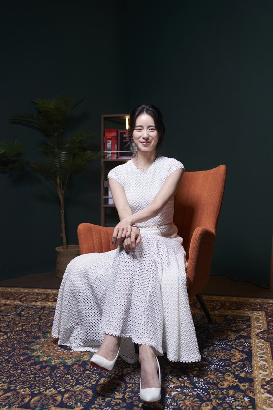 영화 '리볼버'로 1일 서울 삼청동 카페에서 만난 임지연은 윤선에 대해 "무채색 영화에서 유일하게 화려한 인물"이라며 "하수영과 반대되는 느낌의 쨍한 색을 많이 입는다거나 화려한 액세서리를 많이 착용한다거나 높은 하이힐에 색깔이 들어가 있는 긴 양말 등 독특한 아이템을 많이 쓰려고 노력했다”고 말했다. 사진 플러스엠 엔터테인먼트