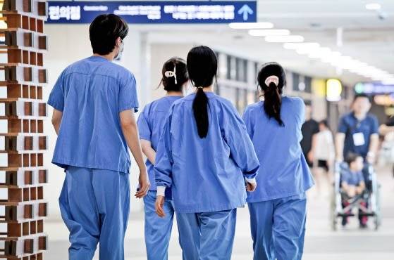 지난달 14일 서울 한 대형병원에서 의료진이 이동하고 있다. 뉴스1