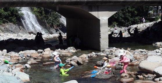 경남의 한 계곡에서 물놀이 중인 피서객들. 이 사고와 직접 관련 없는 자료 사진. 연합뉴스