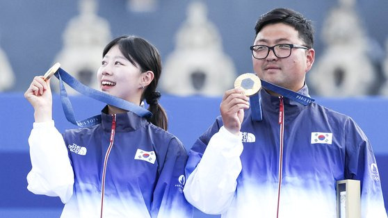 한국 양궁은 파리올림픽에 걸린 5개의 금메달을 싹쓸이하며 목표 초과달성을 이끌었다. 나란히 3관왕에 오른 임시현(왼쪽)과 김우진이 지난 2일(현지시간) 앵발리드에서 열린 양궁 혼성 단체 결승에서 금메달을 획득한 뒤 시상대에서 메달을 들어보이고 있다. 파리=김성룡 기자