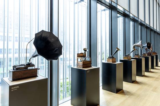 통로에 전시된 축음기들. 박종근 기자