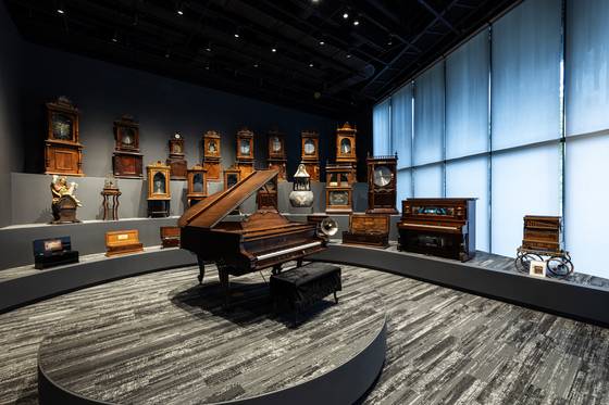 엑시트 갤러리에서 볼수 있는 뮤직박스들과 초기 스타인웨이 그랜드 피아노. 박종근 기자