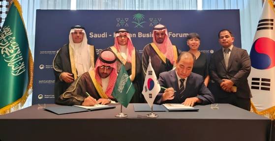 (앞줄 왼쪽) 압둘아지즈 사우드 아부나이언스(Abdulaziz Saud Abunayyan trd Co.)사의 파하드 아부나얀(Fahad Abunayyan) 대표, (앞줄 오른쪽) 명진테크놀로지(MJ Tech Inc.) 최선규 대표