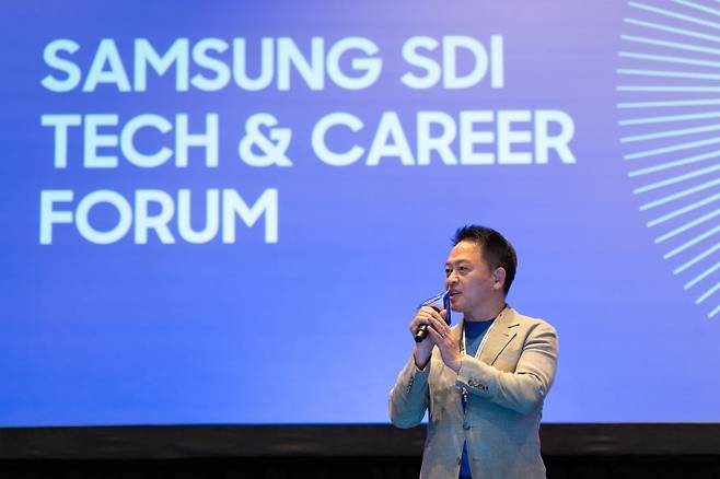최윤호 삼성SDI 사장이 3일(현지 시간) 미국 보스턴에서 열린 'Tech & Career 포럼'에서 발표하고 있다. 사진=삼성SDI