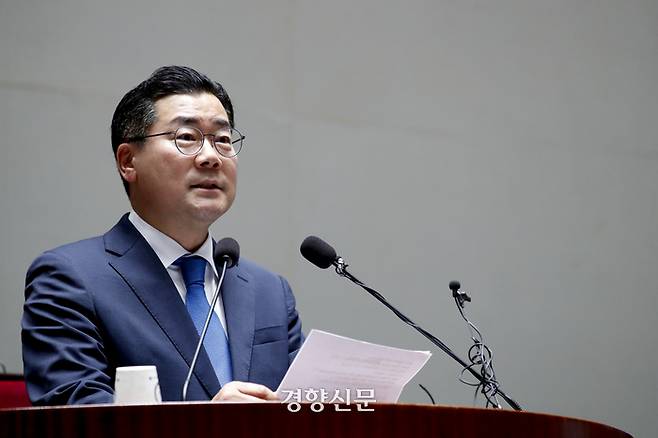 박찬대 더불어민주당 대표 직무대행 겸 원내대표가 5일 국회 예결위회의장에서 열린 의원총회에서 발언하고 있다. 문재원 기자