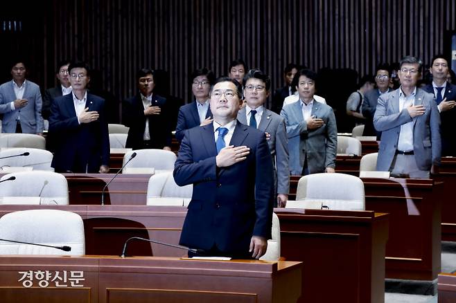 더불어민주당 박찬대 대표 권한대행 겸 원내대표와 소속 의원들이 5일 국회 예결위 회의장에서 열린 의원총회에서 국민의례를 하고 있다. 문재원 기자 mjw@kyunghyang.com