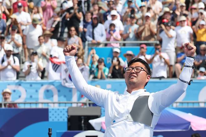 Kim Woo-jin cheers after winning men's individual archery event at the Paris Olympics at Invalides in Paris on Sunday. (Yonhap)