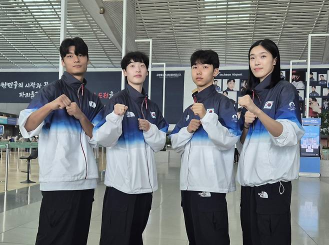 South Korean Taekwondo national team pose for a photo at the Incheon International Airport on July 25, before departing for Paris to participate in the Paris Olympics. (Yonhap)