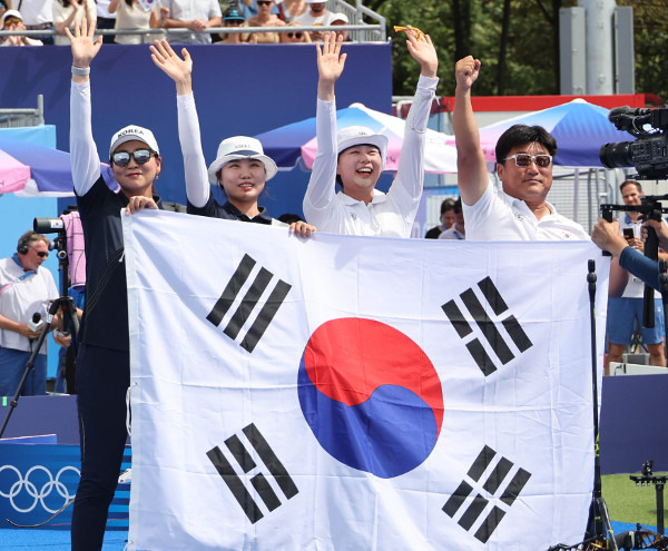 한국 여자양궁 대표팀 선수들과 코치진이 3일(현지시간) 프랑스 파리 앵발리드 양궁 경기장에서 열린 2024 파리올림픽 양궁 여자 개인전 경기가 끝난 뒤 태극기를 들고 관중을 향해 손을 흔들며 미소 짓고 있다. 왼쪽부터 김문정 코치, 남수현, 임시현, 양창훈 감독. 파리=윤웅 기자