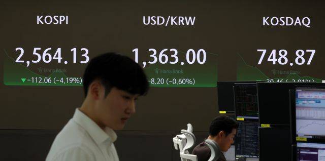 5일 오전 서울 중구 하나은행 본점 딜링 룸 전광판에 코스피와 코스닥 지수가 표시돼 있다. 뉴시스