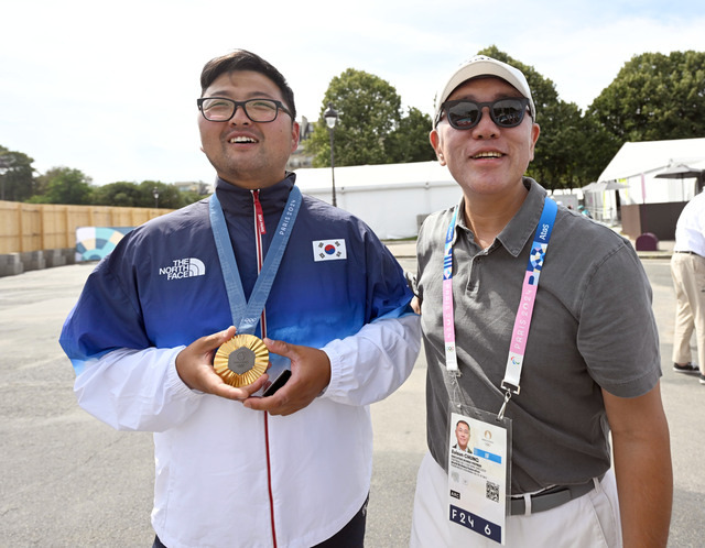 정의선 대한양궁협회 회장이 4일(현지시간) 프랑스 파리 앵발리드에서 열린 2024 파리올림픽 양궁 남자 개인 결승에서 금메달을 차지한 김우진을 격려하고 있다. 파리=윤웅 기자