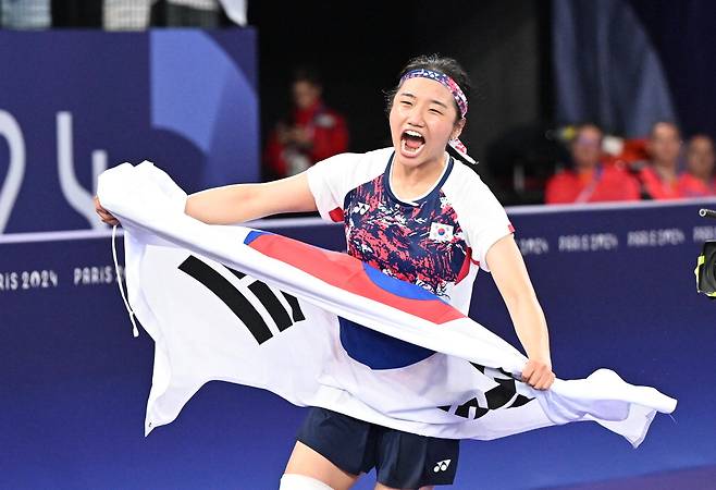 안세영이 5일(한국시간) 프랑스 파리 포르트드라샤펠에서 열린 2024 파리올림픽 배드민턴 여자 단식 결승전에서 중국 허빙자오에게 승리한 뒤 태극기를 들고 환호하고 있다. 파리 이충우 기자