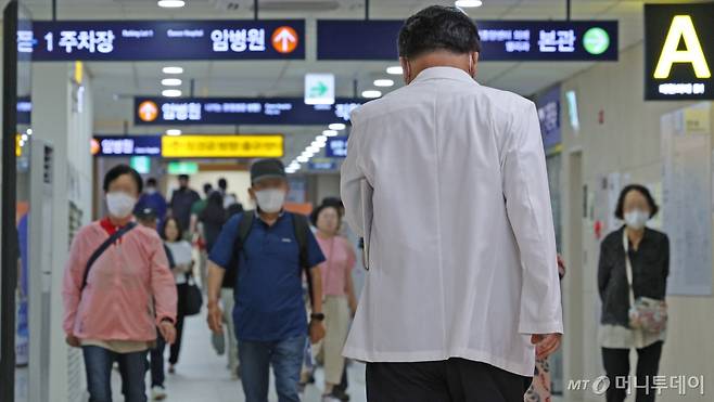 서울 시내 한 대학병원에서 의료진이 이동하고 있다./사진=(서울=뉴스1) 장수영 기자