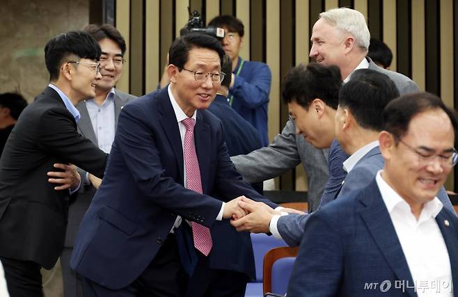 김상훈 국민의힘 정책위의장이 5일 오후 서울 여의도 국회에서 열린 의원총회에서 동료의원들과 인사하고 있다. 2024.08.05. /사진=뉴시스