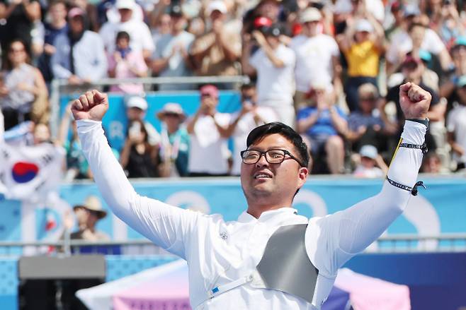 윤석열 대통령이 김우진 선수의 양궁 3관왕에 대한 축하의 말을 전했다. 사진은 김우진이 지난 4일(현지시각) 프랑스 파리 레쟁발리드에서 열린 2024 파리 올림픽 양궁 남자 개인전 결승 미국 브레이디 엘리슨과의 경기에서 슛오프 접전 끝에 승리하며 금메달을 확정한 뒤 기뻐하는 모습. /사진=뉴시스