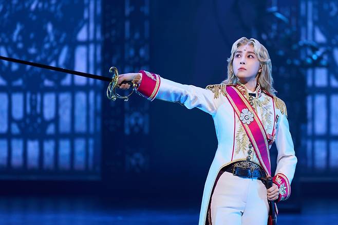 만화 ‘베르사이유의 장미’의 주인공 ‘오스칼 프랑소와 드 자르제’. 왕실 호위 임무를 맡아온 자르제 백작 가문의 막내딸로 태어나 아들로 길러진 근위대장이다. 한국 뮤지컬에선 옥주현·김지우·정유지 배우가 연기한다. [이케다 리요코 프로덕션 제공]