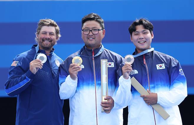 미국의 브래디 엘리슨, 김우진, 이우석이 4일 오후(현지시각) 프랑스 파리 앵발리드 경기장에서 열린 2024파리올림픽 양궁 남자 개인전에서 시상대에서 기념사진을 찍고 있다. 김우진은 남자 단체전, 혼성 단체전까지 더해 3관왕이라는 새 이정표를 세웠다.2024.8.4 파리=이상섭 기자