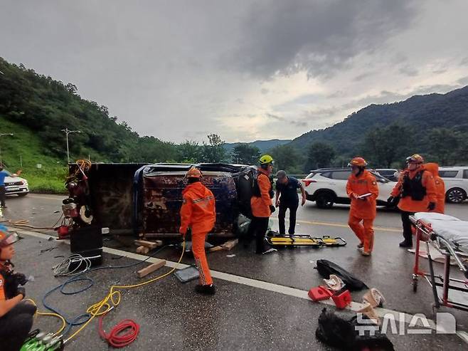 [괴산=뉴시스] 5일 오후 6시께 괴산군 사리면 화산리 한 도로에서 1ｔ화물차가 우측으로 전도됐다. (사진= 괴산소방서 제공) 2024.08.05. photo@newsis.com  *재판매 및 DB 금지