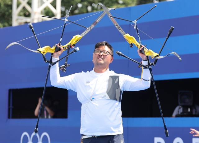 ▲4일(현지시간) 프랑스 파리 레쟁발리드에서 열린 2024 파리올림픽 양궁 남자 개인전 결승전에서 승리해 금메달을 차지한 한국 김우진이 기뻐하고 있다. ⓒ연합뉴스
