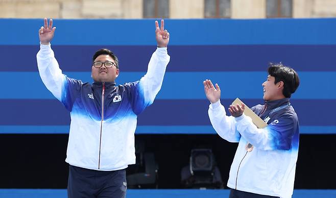 한국 양궁 대표팀 김우진이 4일 오후(현지시각) 프랑스 파리 앵발리드 경기장에서 열린 2024파리올림픽 양궁 남자 개인전에서 금메달 시상대에 오르고 있다. 오른쪽은 동메달을 차지안 이우석.김우진은 남자 단체전, 혼성 단체전까지 더해 3관왕이라는 새 이정표를 세웠다.   파리=올림픽사진공동취재단