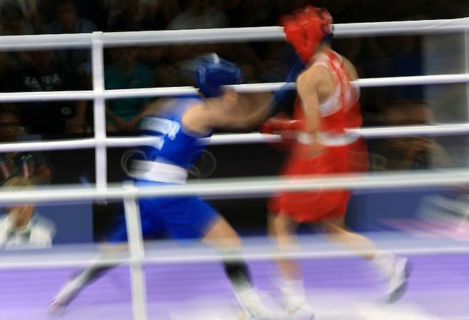 대한민국 복싱 대표팀 임애지 선수가 4일 오후(한국시간) 프랑스 파리 노스 파리 아레나에서 진행된 복싱 여자 54kg급 준결승에서 튀르키예의 해티스 아크바스 선수와 맞대결을 펼치고 있다. 뉴스1