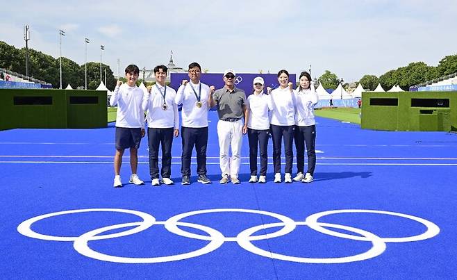 정의선 현대자동차그룹 회장 겸 대한양궁협회 회장이 4일 오후(한국시간) 프랑스 파리 앵발리드에서 양궁 대표팀과 '5개 전 종목 금메달'을 기념하며 사진촬영을 하고 있다. 왼쪽부터 김제덕, 이우석, 김우진, 정 회장, 전훈영, 임시현, 남수현. 대한양궁협회 제공