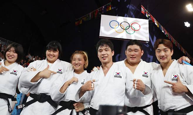 3일(현지시간) 프랑스 파리 샹드마르스 경기장에서 열린 2024 파리올림픽 유도 혼성단체전 동메달결정전에서 독일을 꺾고 동메달을 따낸 한국 선수들이 카메라 앞에서 포즈를 취하고 있다. 연합뉴스