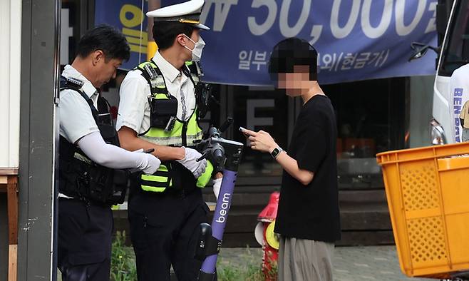 따릉이 폭주 연맹(따폭연)이 서울 시내에 집결을 예고한 지난 4일 서울 성동구 성수역 일대에서 경찰들이 사고 예방과 시민 안전확보를 위한 현장 단속을 하고 있다. 뉴시스