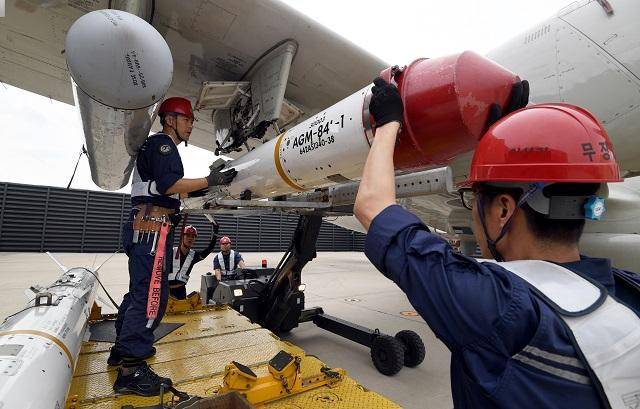 해군 무장사들이 P-3C 해상초계기에 AGM-84 하푼 공대함미사일을 장착하고 있다. 사진 제공=국방일보