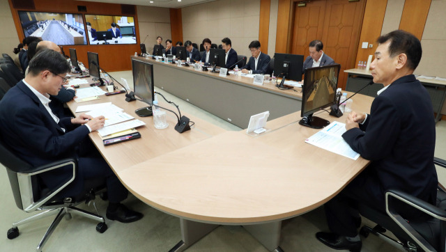 정은보(오른쪽) 한국거래소 이사장과 거래소 담당 임직원들이 5일 서울 여의도 한국거래소 사옥에서 시장상황 점검을 위한 비상대책 회의를 진행하고 있다. 사진 제공=한국거래소