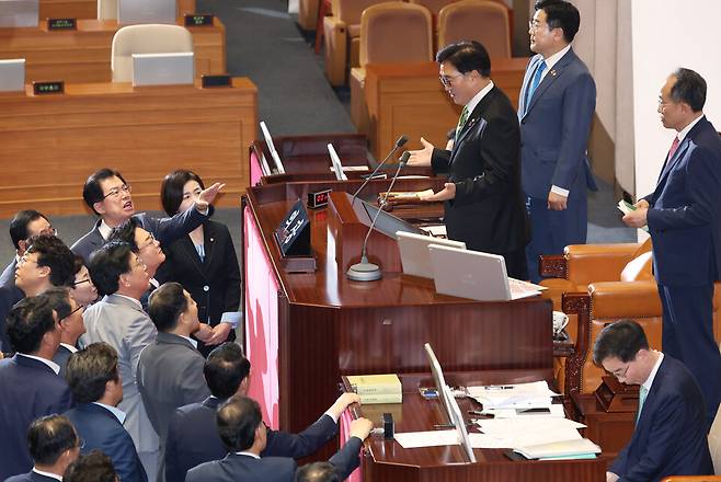 지난 7월4일 국회 본회의에서 채상병 특검법 처리 문제를 둘러싼 필리버스터 종료에 대한 표결이 시작되자 국민의힘 의원들이 우원식 국회의장을 향해 항의하고 있다. ⓒ연합뉴스