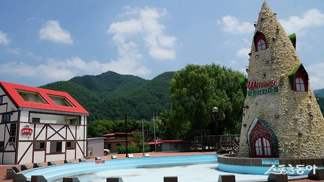 봉화 분천산타마을 전경. 핀란드 로바니에미에서 아이디어를 얻어 조성한 마을로 시골 간이역을 중심으로 산타클로스 테마구역을 조성해 화제가 된 곳이다 봉화·영주|김재범 기자 oldfield@donga.com