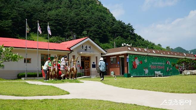 분천역 앞에 조성한 산타클로스 조형물. 옆의 건물은 분천역 우체국으로 내부도 크리스마스 분위기로 꾸며져 있다 봉화·영주|김재범 기자 oldfield@donga.com