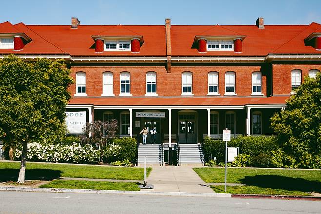 1890년대 군인들이 묵었던 막사가 호텔로 변신했다. 호텔에서 나가면 금문교가 코앞이다