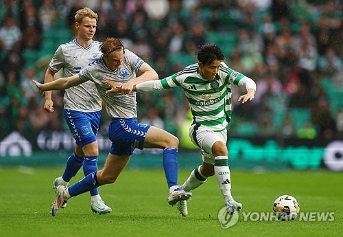 셀틱이 5일(한국시간) 스코틀랜드 에든버러에 있는 셀틱 파크에서 열린 칼마녹과의 2024-2025시즌 스코티시 프리미어십 개맞건에서 4-0 대승을 거두며 기분 좋은 출발을 알렸다. 교체 명단에 이름을 올린 양현준은 후반 32분 제임스 포레스트와 교체돼 시즌 첫 경기를 치렀다. 양현준은 13분간 뛰면서 패스 5회를 모두 성공했고 공격 지역 패스 1회 등을 기록했지만, 많은 영향력을 보이지는 못했다. 연합뉴스