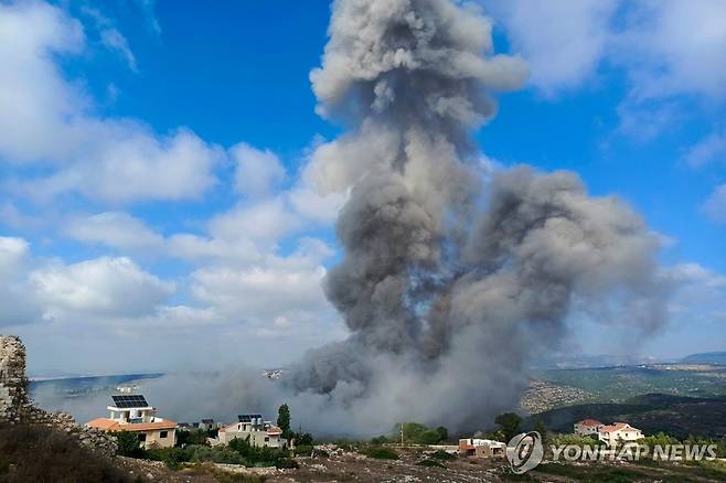 지난 1일(현지시간) 레바논 남부에서 이스라엘의 공습 후 연기가 피어오르고 있다. 
 [AFP 연합뉴스 자료사진. 재판매 및 DB 금지]