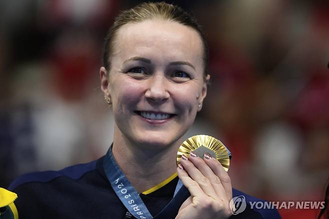 사라 셰스트룀, 대회 2관왕 (파리 AP=연합뉴스) 사라 셰스트룀이 5일(한국시간) 프랑스 파리 라데팡스 수영장에서 열린 2024 파리 올림픽 여자 자유형 50ｍ에서 우승한 뒤 기념 촬영을 하고 있다.