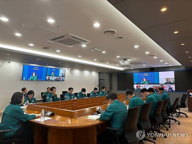 외교부, 재외국민 안전 및 보호대책 점검 회의 (서울=연합뉴스) 외교부는 4일 일촉즉발의 확전 우려로 치닫는 중동 정세와 관련해 강인선 2차관 주재로 본부·공관 합동 상황점검회의를 열어 재외국민 안전 및 보호 대책을 점검했다.
    강 차관은 레바논과 이스라엘 등에 체류하는 우리 국민에게 현재 가용한 항공편으로 조속히 출국해 달라고 강력히 권고했다. 2024.8.4 [외교부 제공. 재판매 및 DB 금지] photo@yna.co.kr