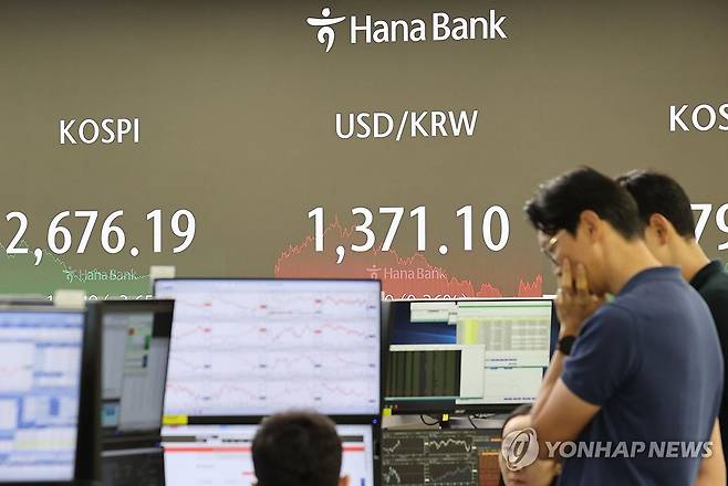 코스피 3.6% 떨어져 2,670대 마감 (서울=연합뉴스) 이재희 기자 = 2일 오후 서울 중구 하나은행 딜링룸에서 직원들이 업무를 보고 있다. 이날 코스피는 전 거래일보다 101.49포인트(3.65%) 하락한 2,676.19로 마감했다. 2024.8.2 scape@yna.co.kr