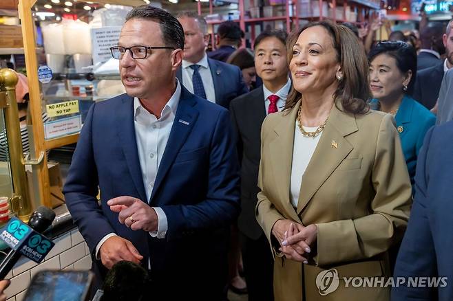 미국 민주당 대선후보인 해리스 부통령(오른쪽)과 조시 셔피로 주지사 [로이터=연합뉴스 자료사진]