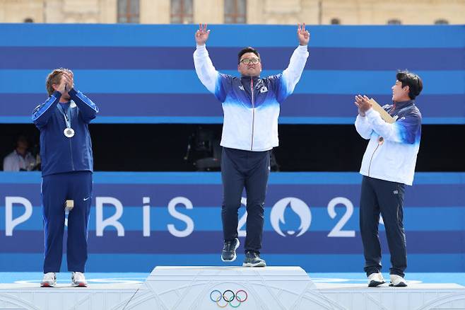 4일(현지시간) 프랑스 파리 레쟁발리드에서 열린 2024 파리올림픽 양궁 남자 개인전 시상식에서 금메달을 차지한 한국 김우진이 시상대에 오르고 있다.  (사진=연합뉴스)